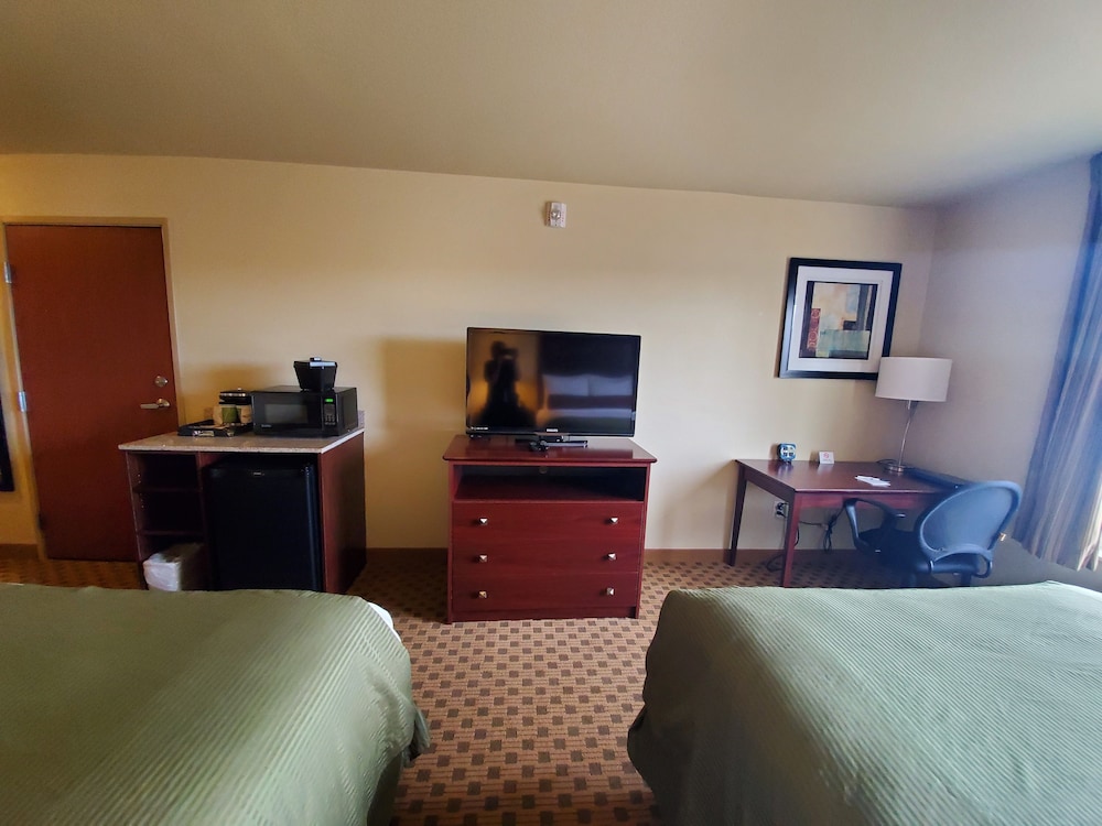 Room, 2 Queen Beds, Accessible, Non Smoking (Benched Tub) photo 2