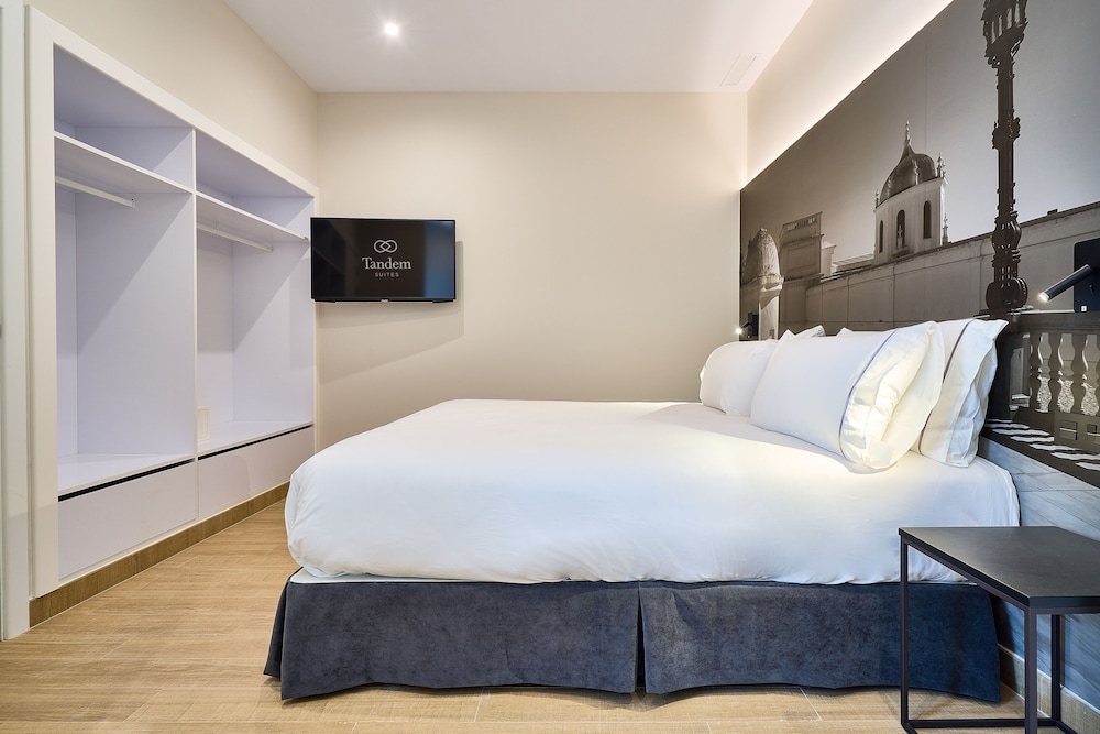 Suite, 2 Bedrooms - Photo 3