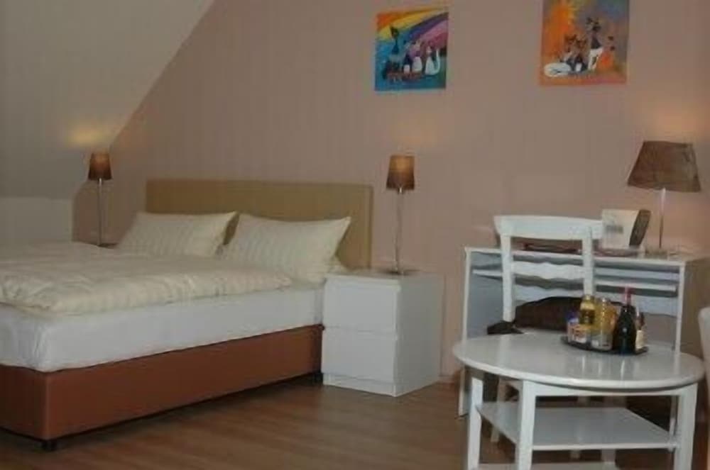 Economy Double Room photo 2