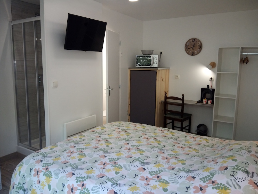 Basic Room, 1 Queen Bed