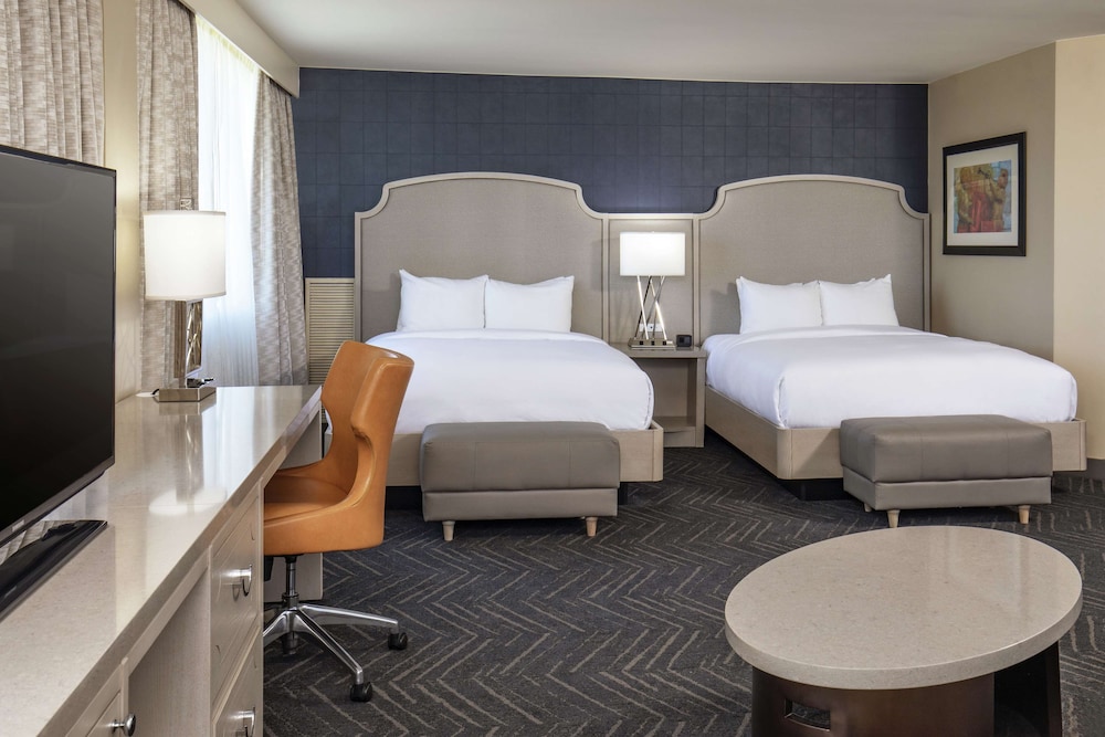 Room, 2 Queen Beds, Accessible (Mobility & Hearing, Roll-in Shower) - Photo 4