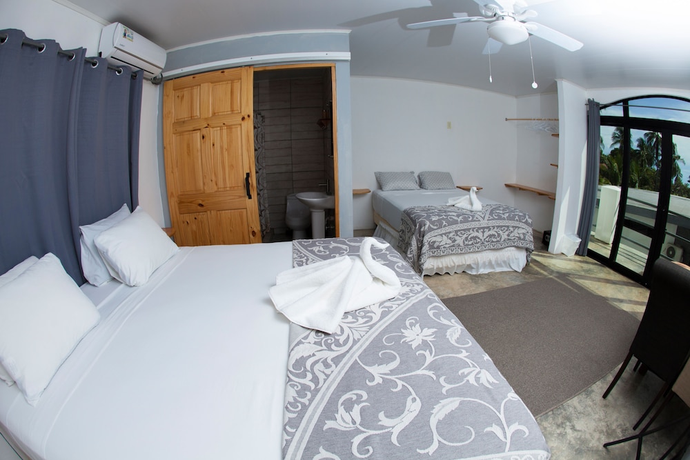 Junior Suite King Bed and Queen Bed photo 2