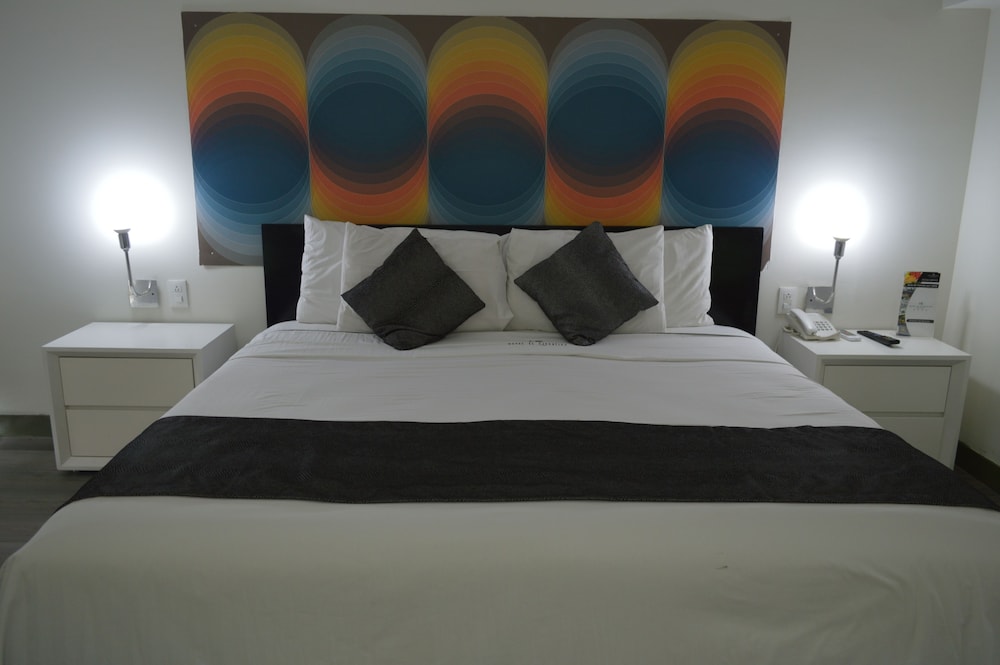 Basic Room, 1 King Bed - Photo 5
