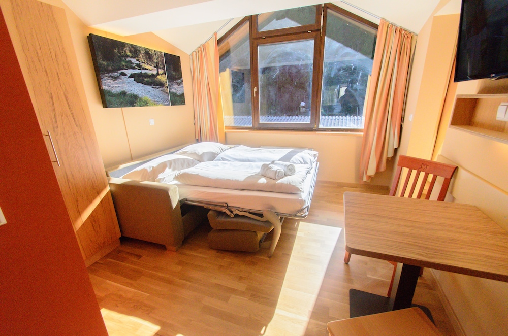 Family Room with 2 bedrooms photo 2