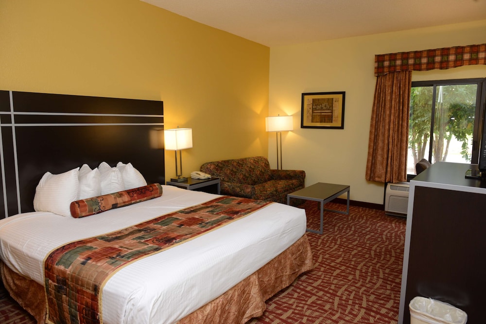 Standard Room, 1 King Bed, Accessible, Bathtub photo 1