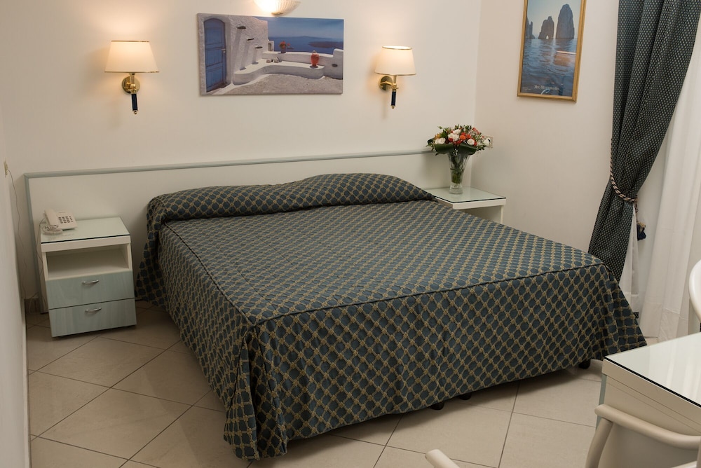 Deluxe Quadruple Room, Balcony photo 2