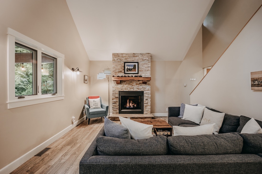 House, 4 Bedrooms, Fireplace photo 3