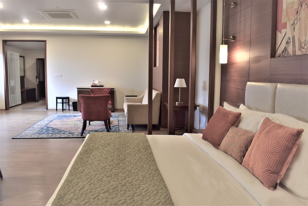 Premier Suite - Photo 7