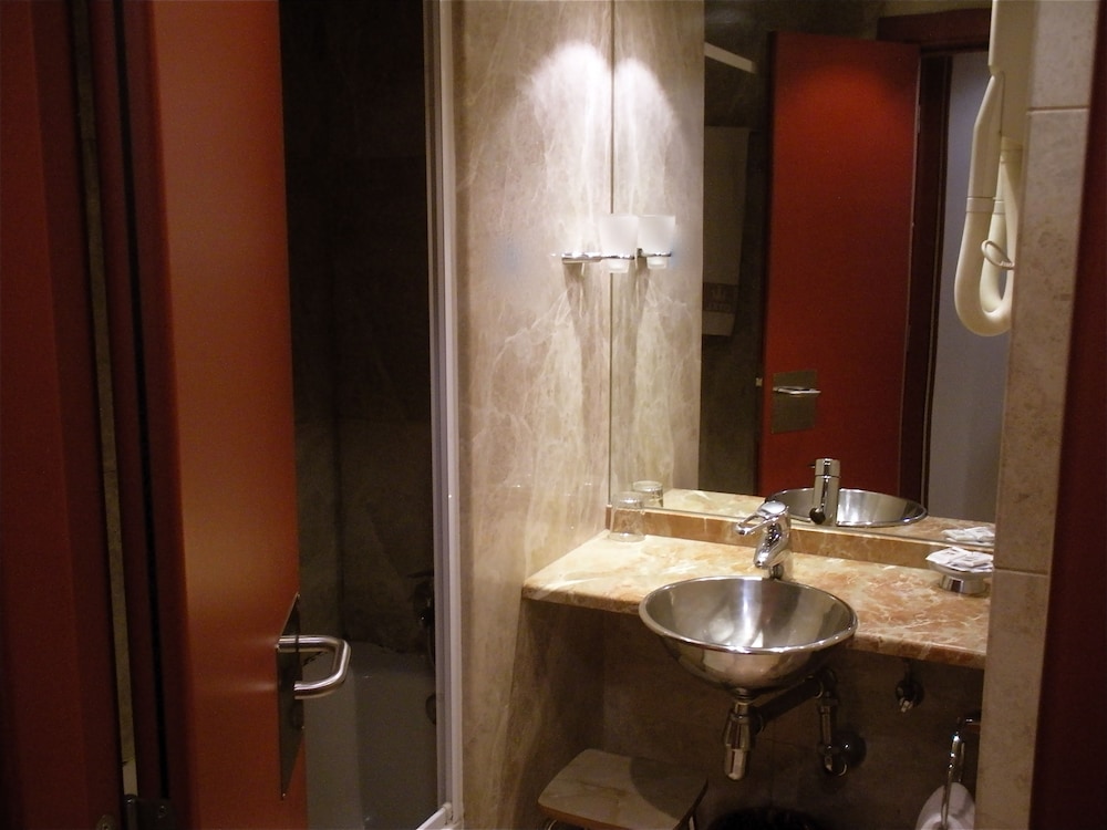Double or Twin Room - Photo 4