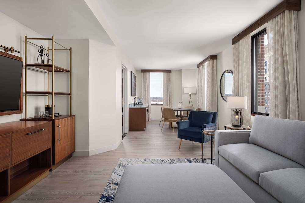 Presidential Suite, 1 Bedroom (Roll-In Shower) photo 1