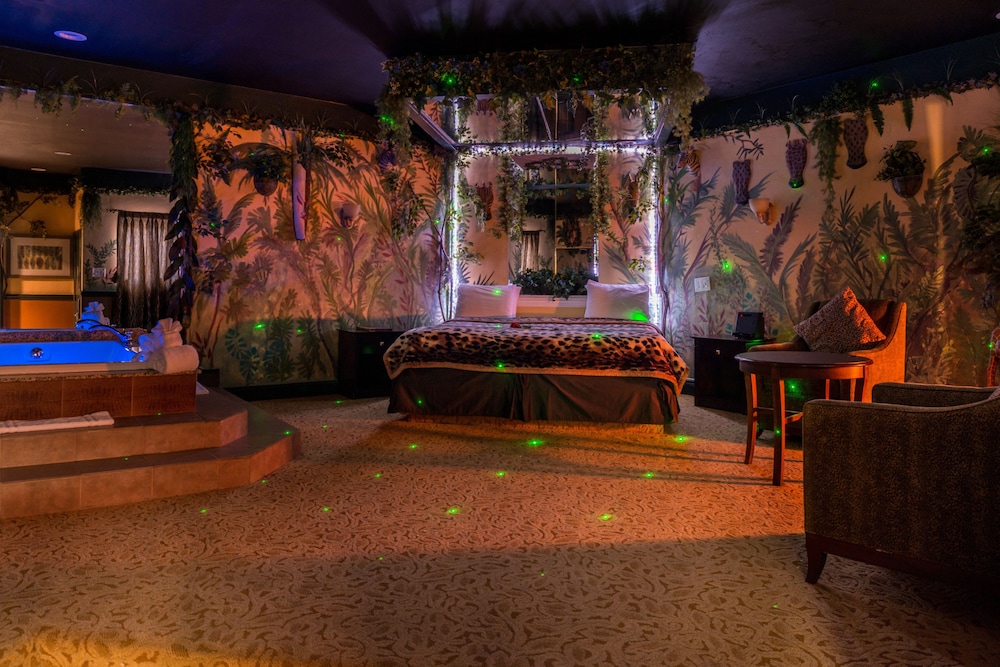 Jungle Theme Suite with Jetted Tub & Fireplace (Featured on Travel Channel in 2016) - Photo 7