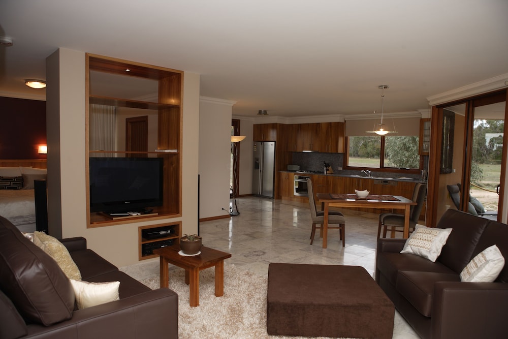 5 Star Luxury Cottage, 1 King Bed, Six Seasons