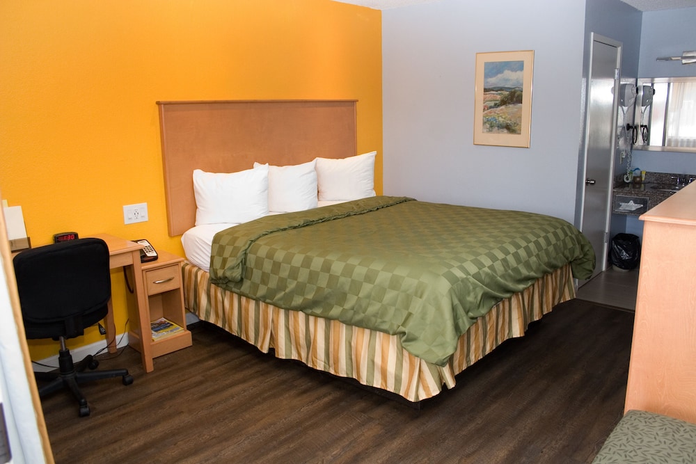 Standard Room, 1 Queen Bed - Photo 3