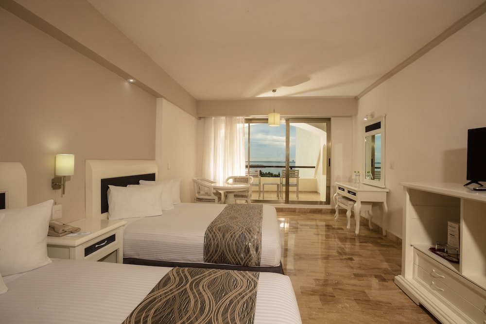 Deluxe Room, 2 Double Beds, Lagoon View photo 3
