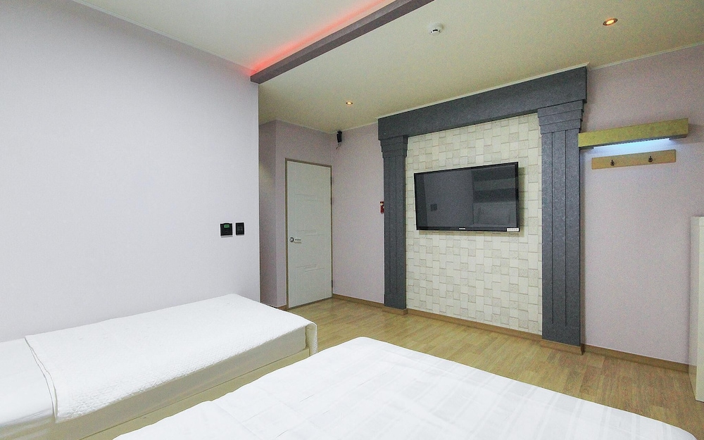 Room (Twin) - Photo 1