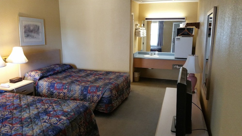 Standard Room, 2 Double Beds, Smoking, Refrigerator & Microwave photo 2