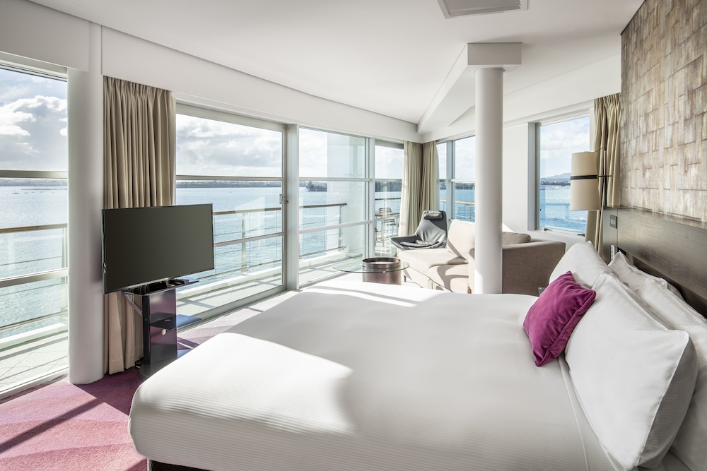 Suite, 1 King Bed (Bow Suite) - Photo 2