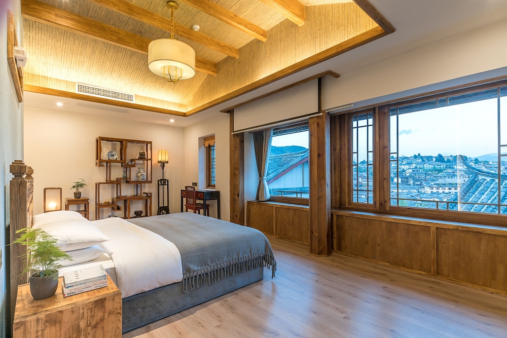 Honeymoon Double Room, Bathtub, City View photo 1