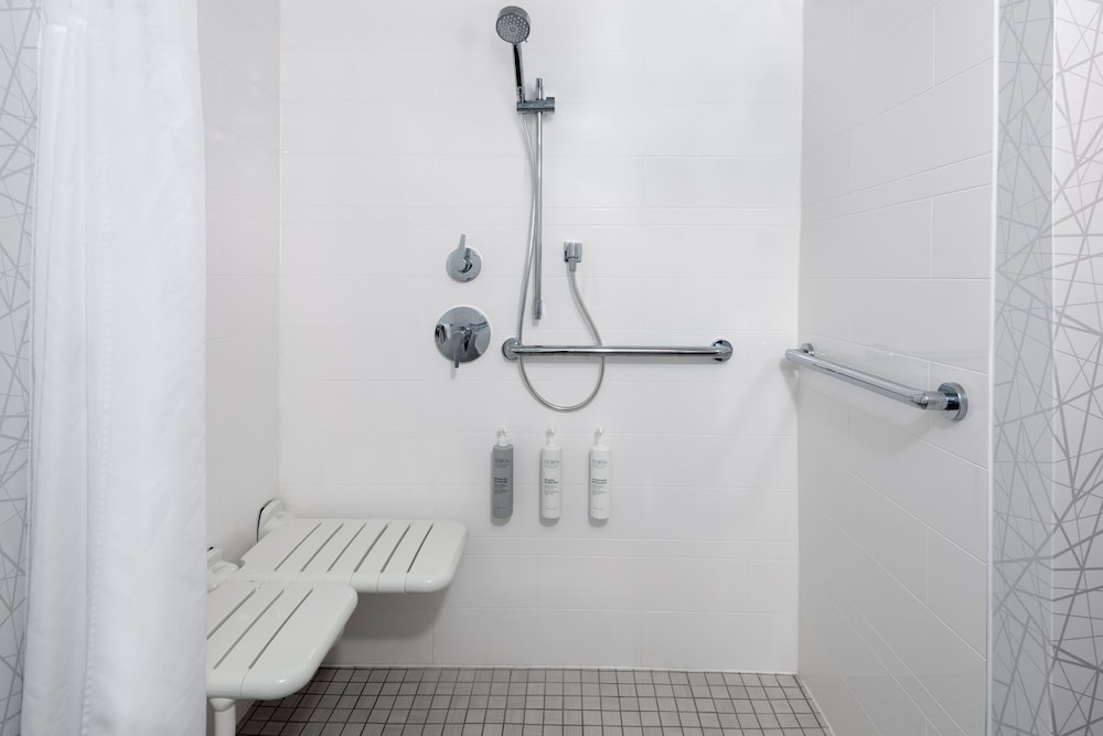 Room, 2 Queen Beds, Accessible (Mobility Accessible, Roll In Shower) - Photo 8