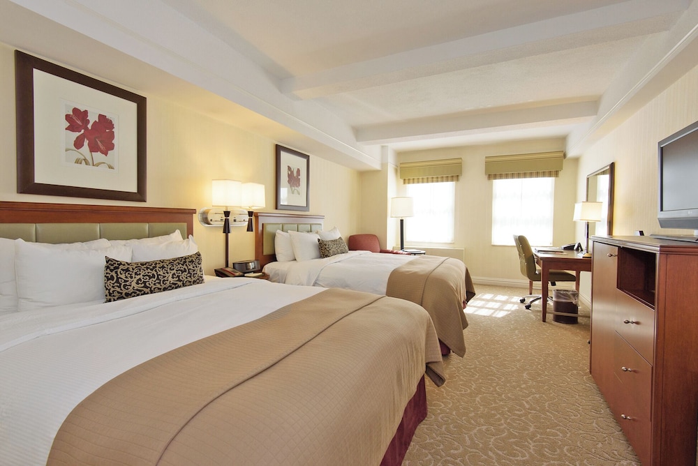 Deluxe Room, 2 Queen Beds thumbnail 5