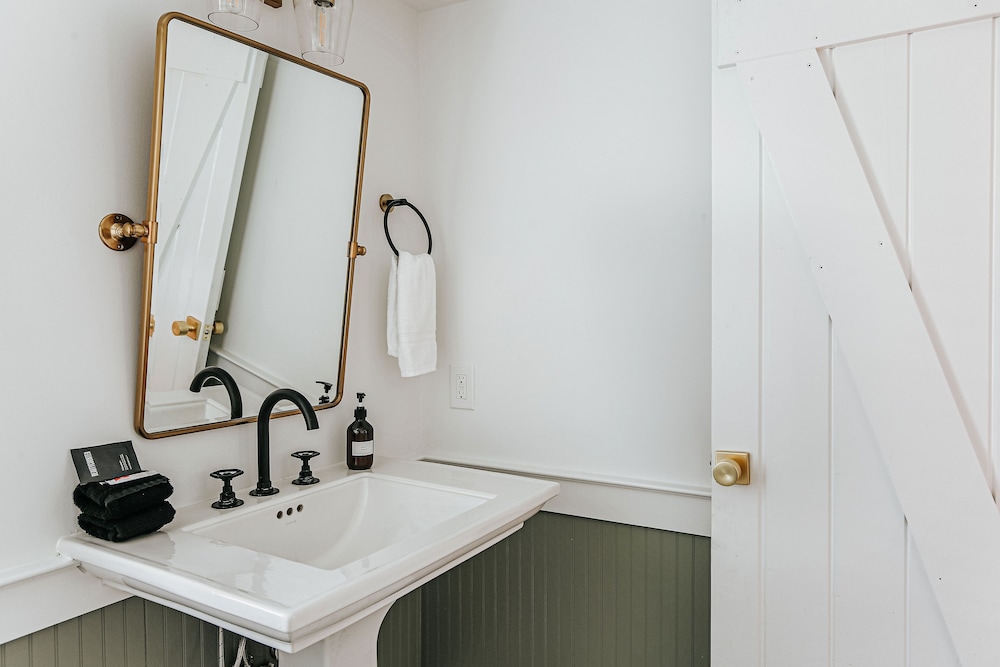 Superior Suite, Ensuite (4) photo 3
