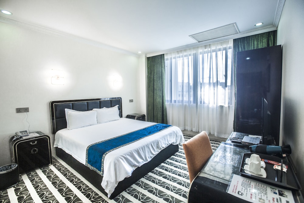 Standard Room, 1 King Bed photo 1