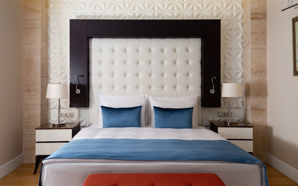 Superior Double Room, 1 Queen Bed (Free City Shuttle) photo 1