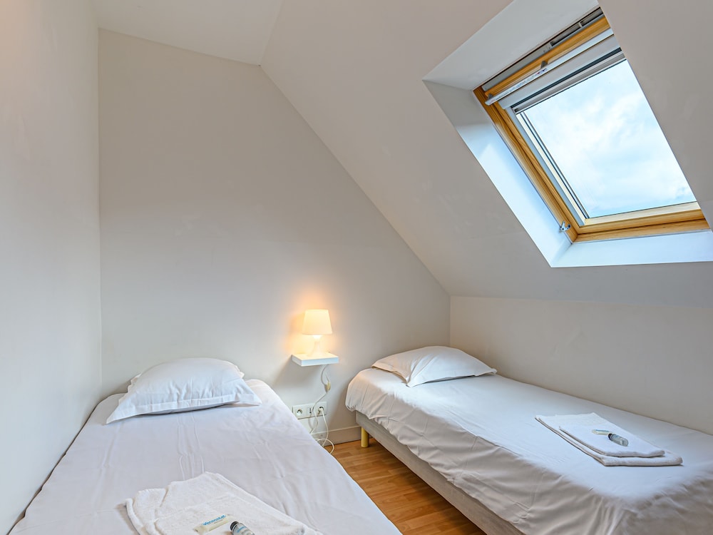 2-bedroom house, sleeps 6, sea view photo 3
