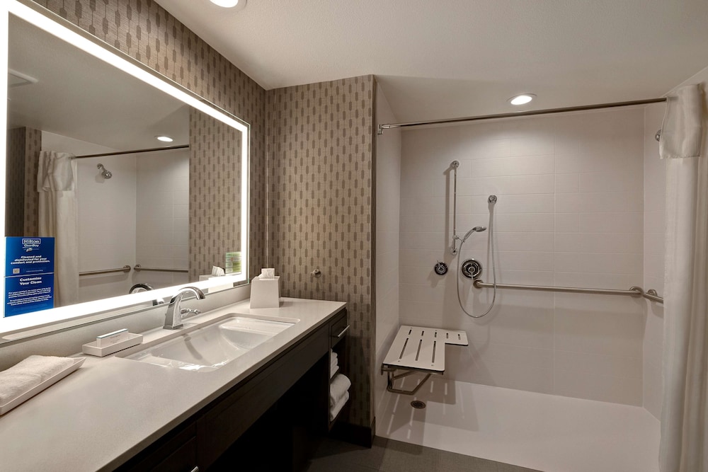 Studio, 2 Queen Beds, Accessible (Mobility & Hearing, Roll-in Shower) - Photo 3