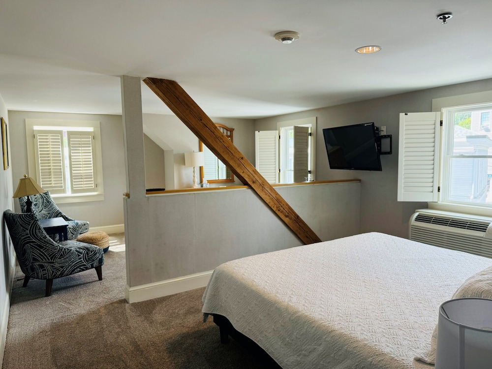 Deluxe Room, 1 King Bed photo 1