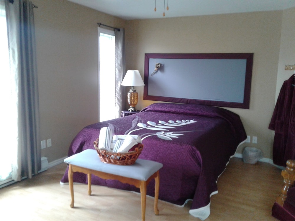 Deluxe Suite, 1 Queen Bed, Balcony, River View photo 2