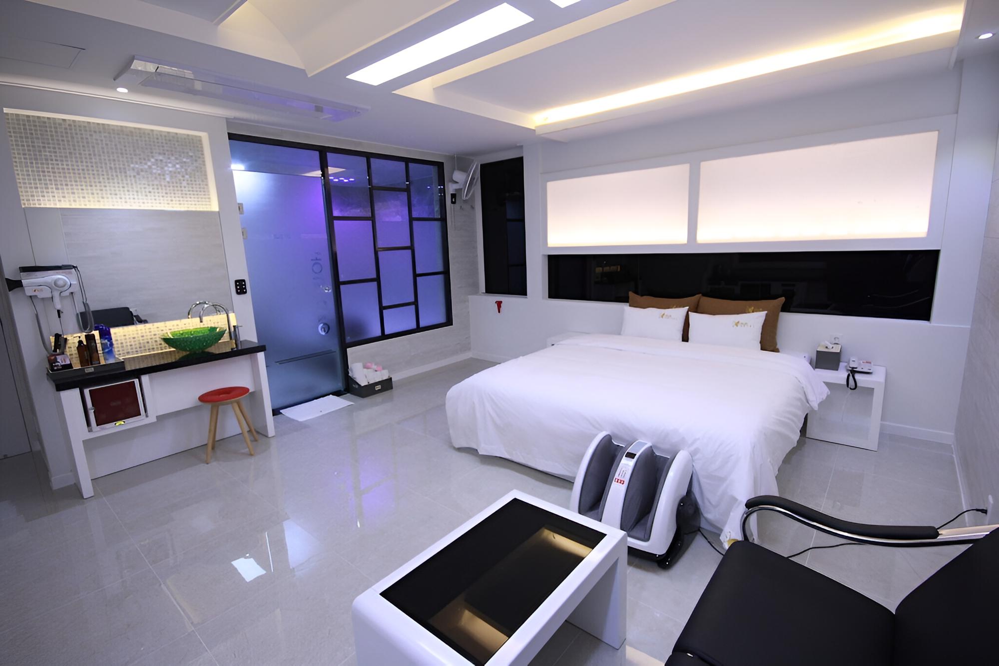 Room (Special Room (Free Netflix available)) - Photo 3