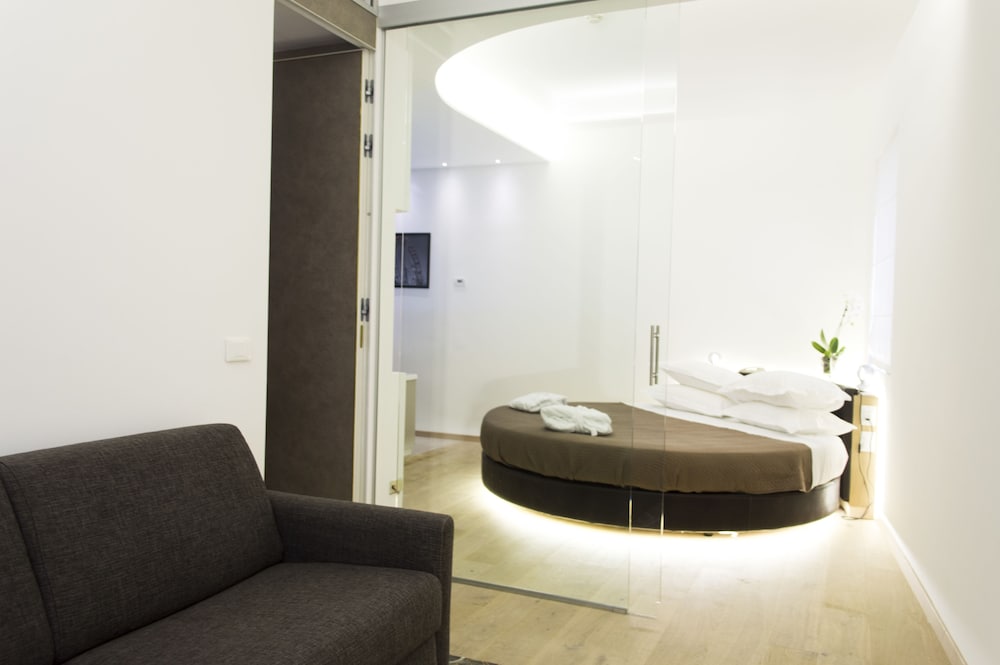 Round Suite with Hot Tub - Photo 3
