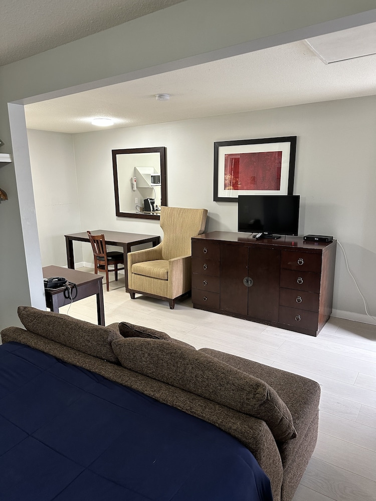 Business Room, 1 Queen Bed, Non Smoking photo 2