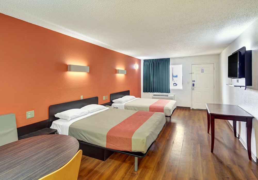 Deluxe Room, 2 Queen Beds, Non Smoking, Refrigerator & Microwave photo 3