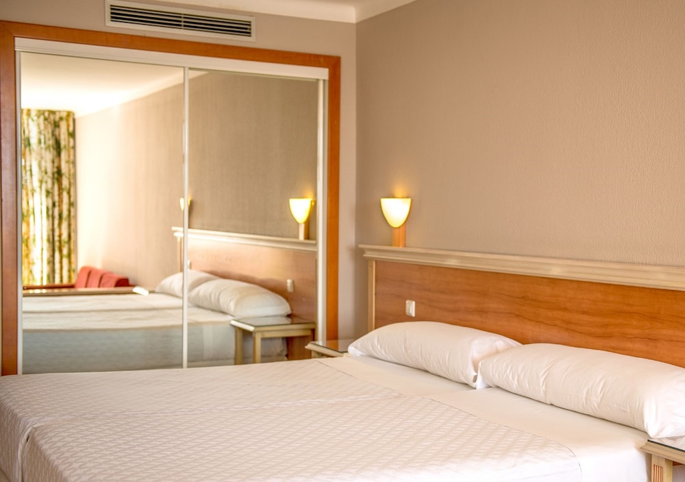 Standard Double Room Single Use, 2 Twin Beds, Sea View thumbnail 6