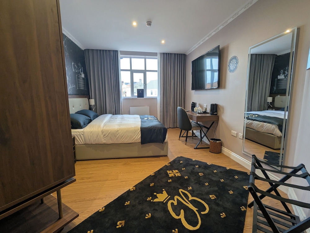 Luxury Suite, 1 King Bed, Non Smoking, Ensuite photo 3