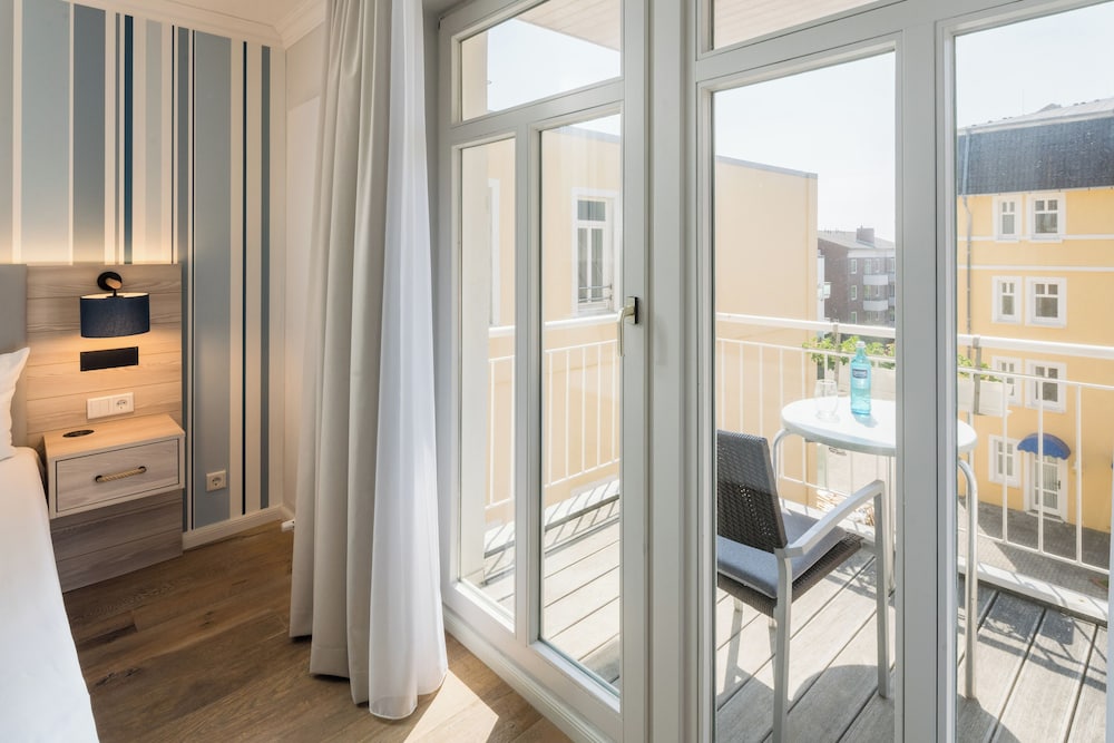 Classic Single Room, Balcony, Partial Lake View photo 1