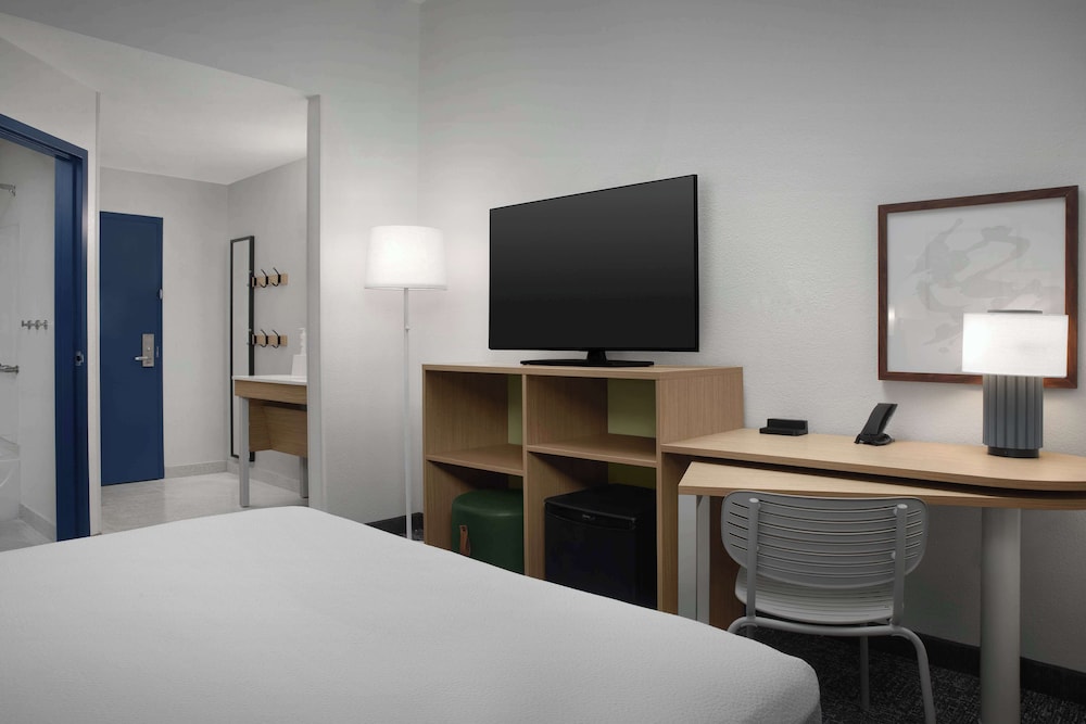 Room, 1 Queen Bed, Accessible (Mobility, Roll-In Shower) photo 2