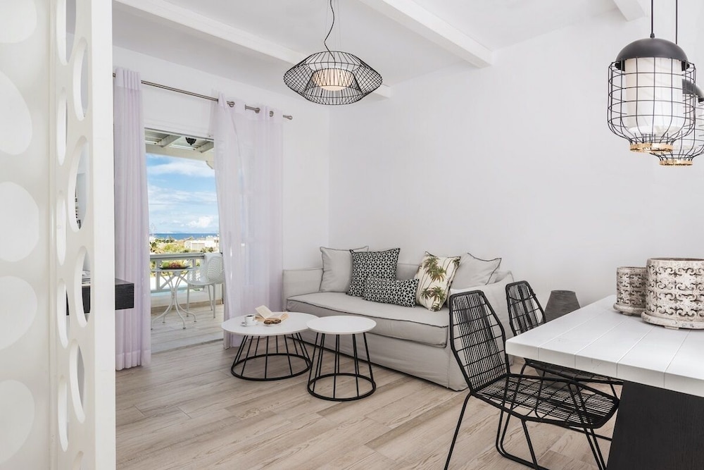 Basic Suite - Photo 1