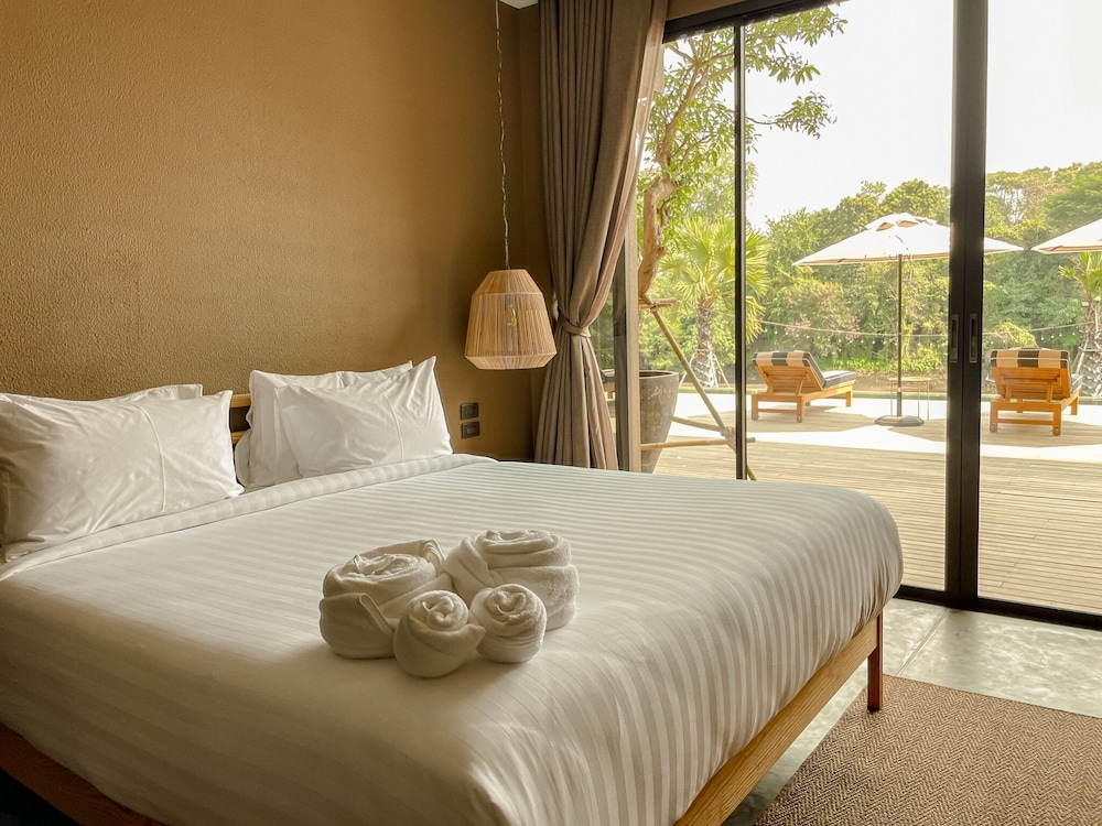 Deluxe Double Room, Non Smoking, Pool View photo 1