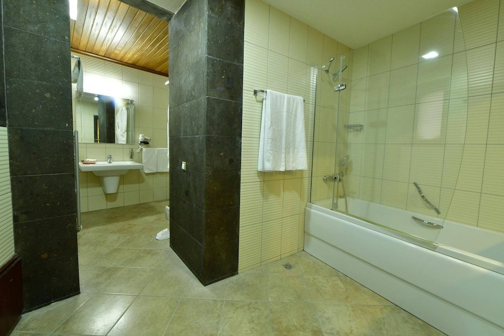 Superior Suite (Cave) - Photo 13