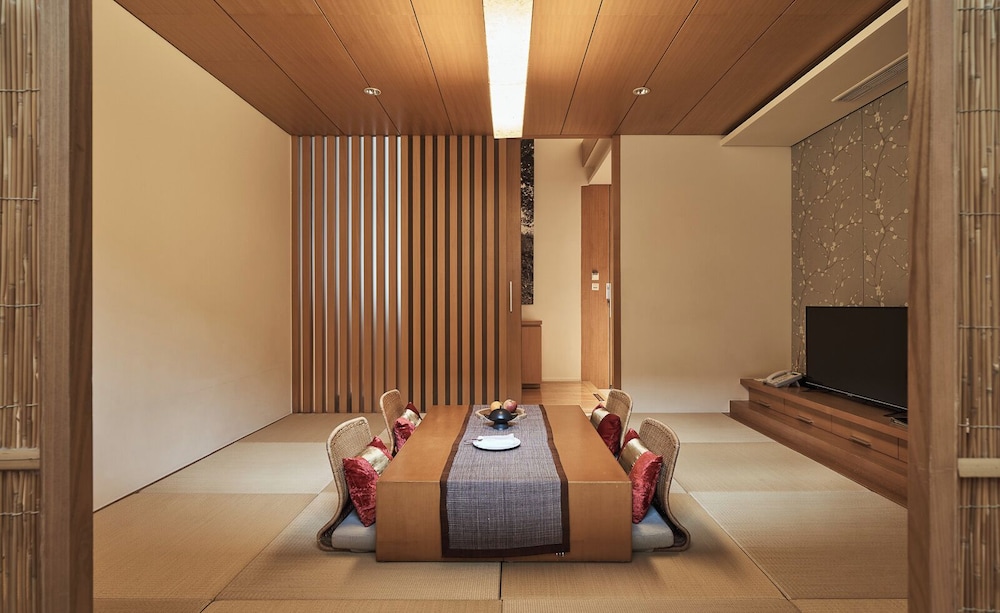 The Exquisite Building In The Middle Floor Suite