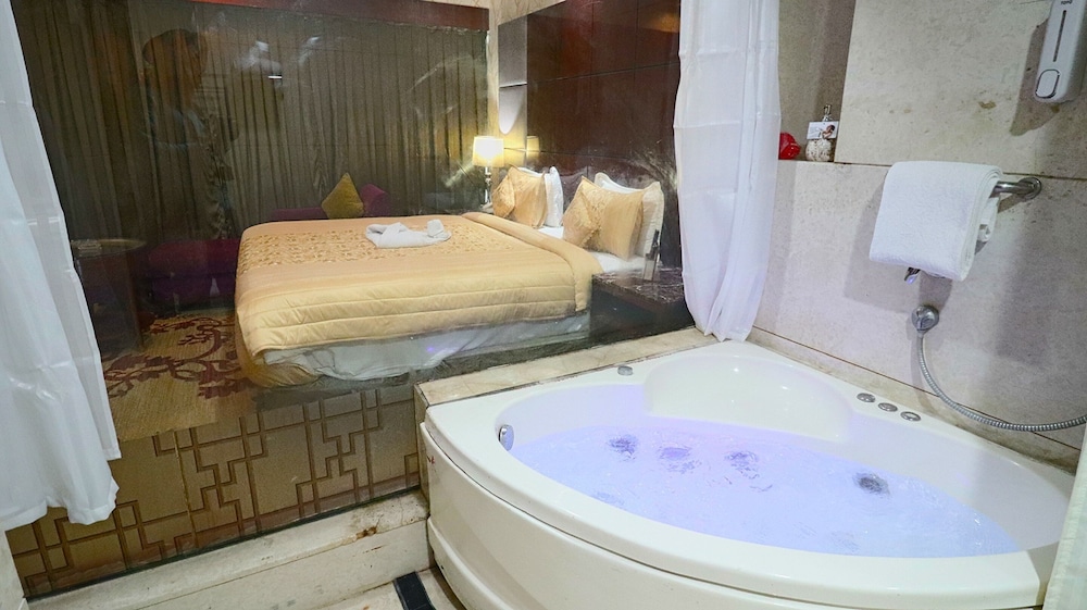 Executive Room with Jacuzzi Tub - Photo 20