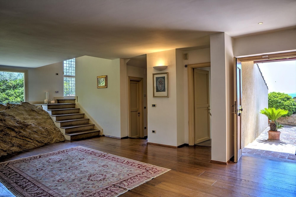 Villa photo 2