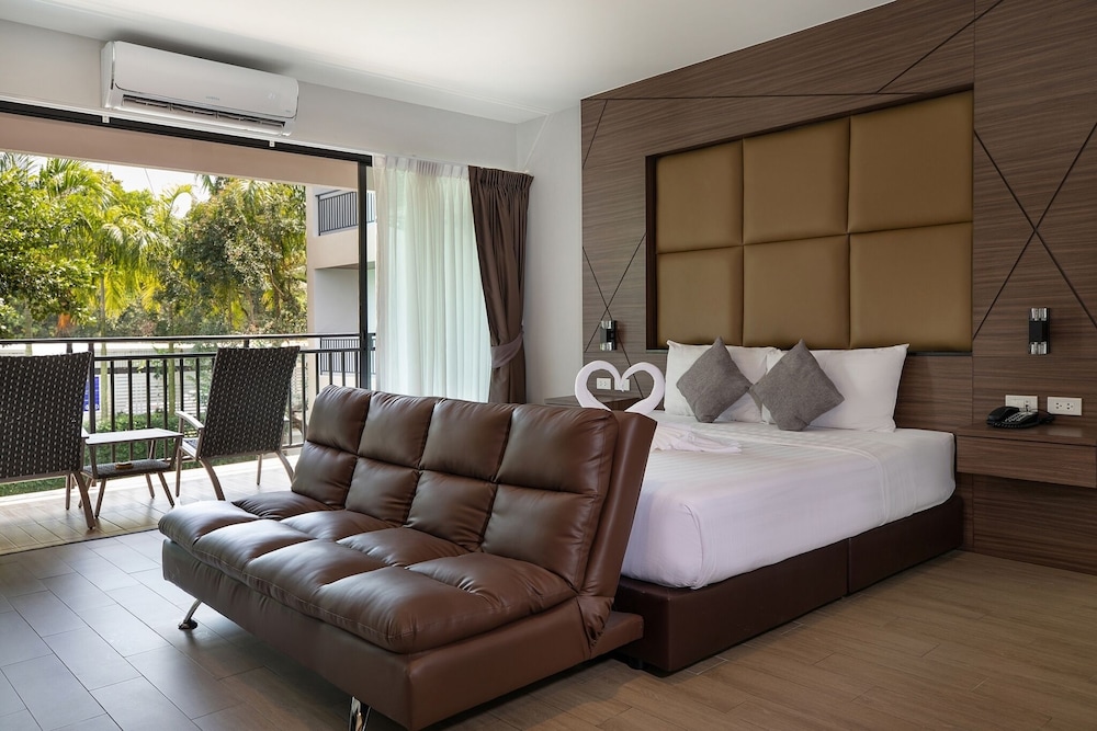Grand Deluxe Pool View - Photo 1
