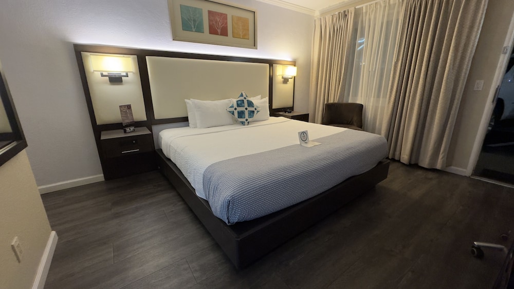 Deluxe Room, 1 King Bed, Bathtub (Non Smoking 1 King Room) - Photo 2