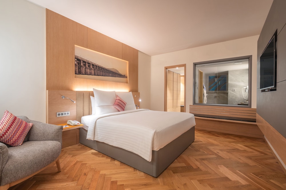 Superior Room - Queen Bed