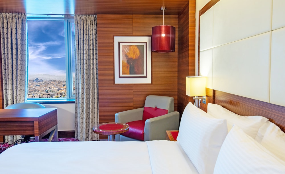 Standard Room, 1 King Bed, Club Lounge Access - Photo 2