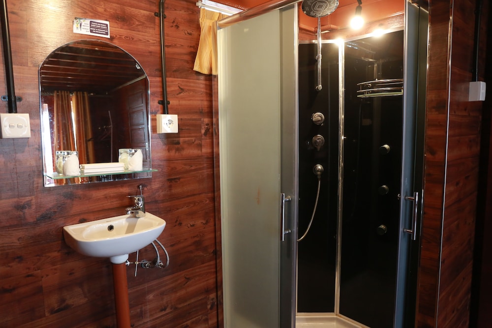 Lodge 1 Bedroom (Marriage Certificate Required for Couples) photo 2